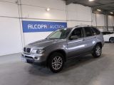 un SUV BMW argenté garé dans un garage