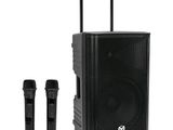 une paire de microphones et un haut-parleur sur fond blanc