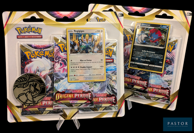 Deux paquets de cartes à collectionner Pokémon sont exposés sur une table.