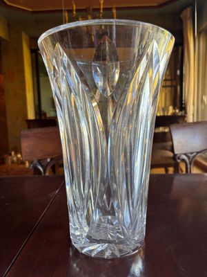 un vase en verre posé sur une table dans un salon