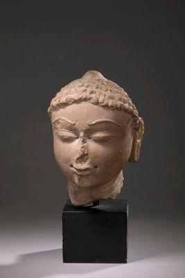 une image représentant la tête d'une femme sur un socle noir