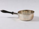 une casserole argentée avec une poignée noire sur un fond blanc