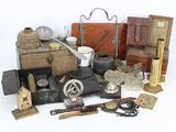 un grand nombre d'objets différents posés sur une table