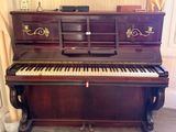 a piano that is sitting in the corner of a room