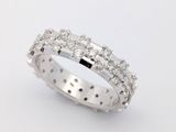 gros plan d'une bague en diamant sur une surface blanche