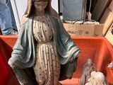 une statue représentant une femme tenant l'enfant Jésus dans une crèche
