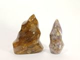 deux morceaux de roche posés sur une surface blanche, sur fond blanc