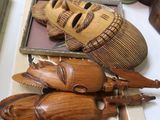 une photo d'une table sur laquelle se trouvent quelques objets en bois