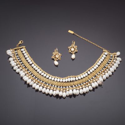 un ensemble composé d'un collier et de boucles d'oreilles en or et perles