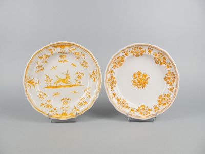 deux assiettes jaunes et blanches ornées d'oiseaux et de fleurs