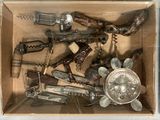 une boîte remplie d'objets assortis qui s'y trouvent