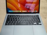 un ordinateur portable apple macbook pro posé sur une table en bois