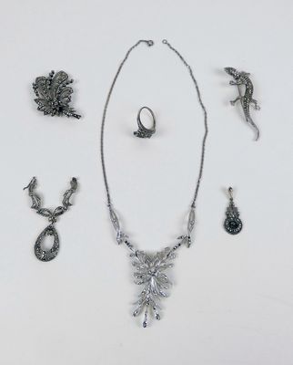 beaucoup de bijoux en argent sur une surface blanche