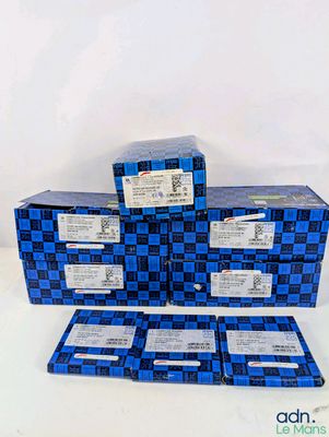 plusieurs boîtes bleues et noires, sur lesquelles sont apposées des étiquettes