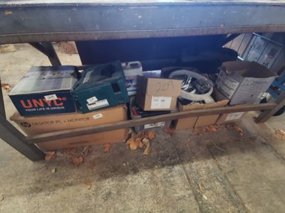 une table sur laquelle se trouvent plusieurs boîtes