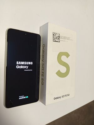 une boîte de Samsung Galaxy S7 Plus à côté d'une boîte de Samsung S9 Plus
