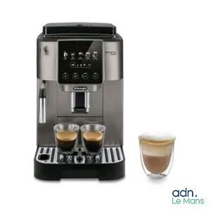 gros plan d'une machine à café avec deux tasses de café