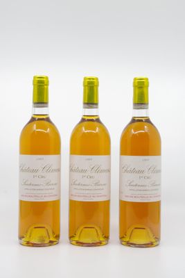 trois bouteilles de vin posées les unes à côté des autres sur une surface blanche