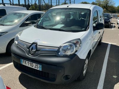 une camionnette blanche garée dans un parking