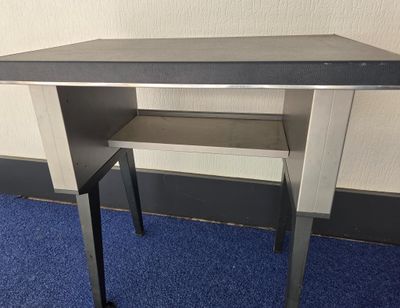 une photo d'un bureau recouvert d'un tapis bleu