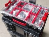 une boîte en plastique contenant tout un tas de vis