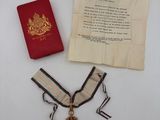 un gros plan sur un document et une médaille posés sur une table