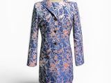 une image d'une robe et d'une veste de femme sur un mannequin