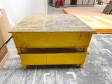 une table jaune posée par terre
