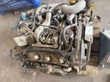 une photo d'un moteur de voiture posé sur une palette
