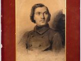 une vieille photo d'un homme en uniforme militaire, dans un cadre rouge
