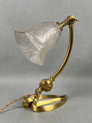 une lampe de table ancienne en laiton, surmontée d'un abat-jour en verre