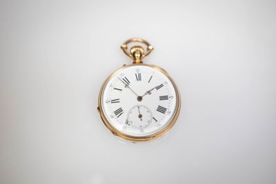 une montre de poche ancienne avec des chiffres romains et des chiffres romains sur le cadran