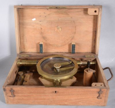 une boîte en bois contenant une plaque en laiton