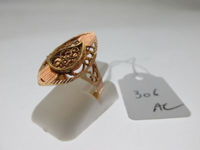une image représentant une bague en or à laquelle est attachée une étiquette