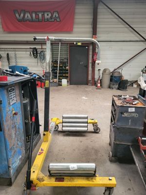 une photo d'un chariot élévateur dans un garage