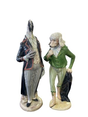 paire de figurines représentant deux hommes portant un chapeau et un frac