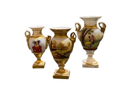 Lot de trois vases de forme Médicis en porcelaine à décor ém…