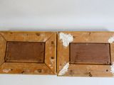 deux cadres en bois peints en blanc