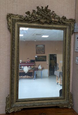 un miroir posé sur une table dans une pièce