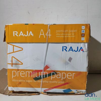 Deux boîtes de papier Raja A4 sont empilées l'une sur l'autre