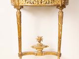 une console ancienne avec un plateau en marbre et des décorations à la feuille d'or