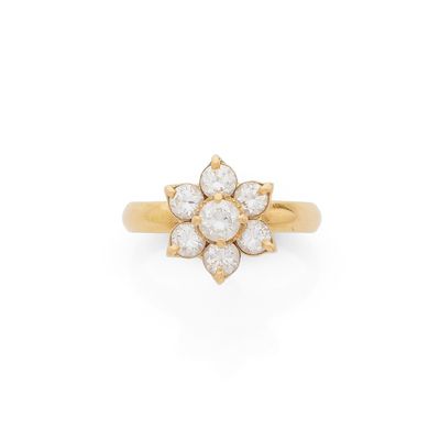 une bague en forme de fleur en or 18 carats et diamants