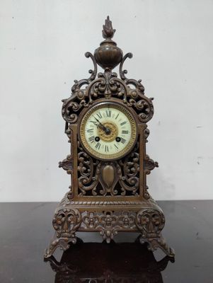 une horloge posée sur une table dans la pièce