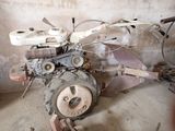 une petite machine qui se trouve dans une pièce sale