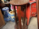 une table sur laquelle se trouve une horloge, au milieu d'une pièce
