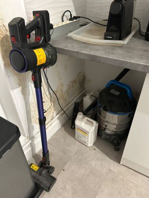 un aspirateur posé sur un plan de travail dans une pièce