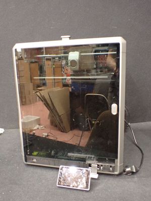 un miroir posé sur une table