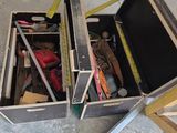 une valise contenant des outils, posée par terre