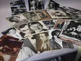 une pile de vieilles photos d'hommes et de femmes