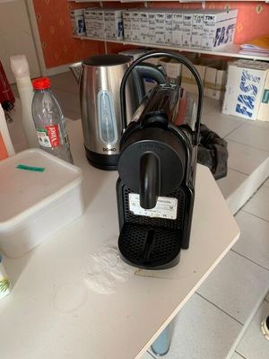 une cafetière posée sur le plan de travail de la cuisine